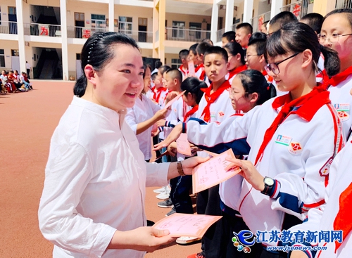 蒋盼盼岭畔拂向陕北清新的风扬州市梅岭小学教师蒋盼盼的西北支教故事