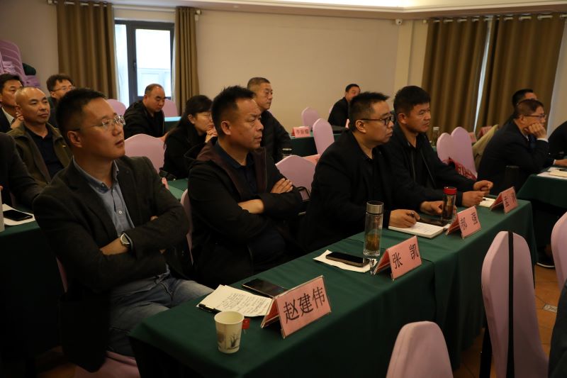 学员们认真聆听讲座