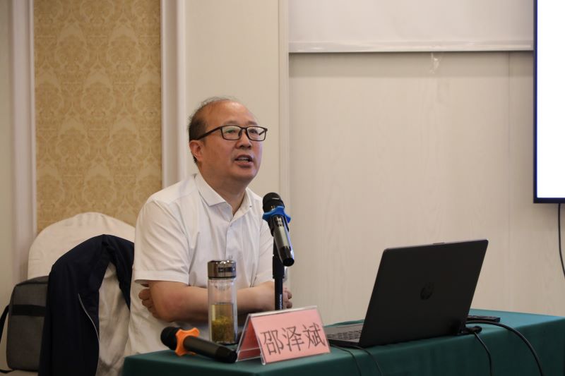 南京师范大学强化培养学院院长、中国高等教育学会家庭教育学专业委员会秘书长邵泽斌开设专家讲座