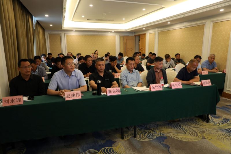 学员们认真聆听讲座