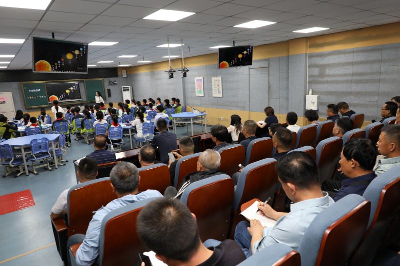 学员们开展课堂教学观摩活动