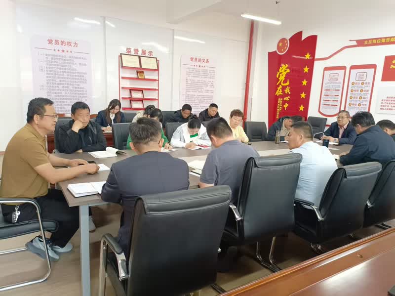 全镇党员同志在认真学习并记录